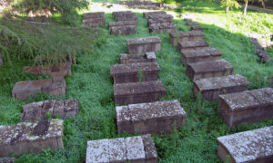 Storia delle Isole Eolie, tombe greche